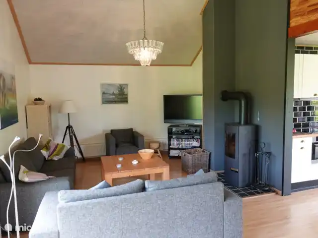 Location de Vacances Belgique, Ardennes, Bouillon, maison de vacances - Gretu26 Salon confortable avec deux canapés spacieux, un fauteuil, un poêle à bois, une grande télévision à écran plat.