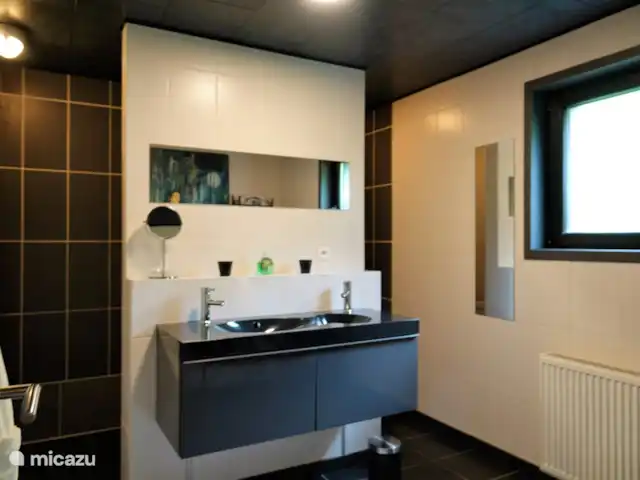 Location de Vacances Belgique, Ardennes, Bouillon, maison de vacances - Gretu26 salle de bain spacieuse avec douche et double vasque