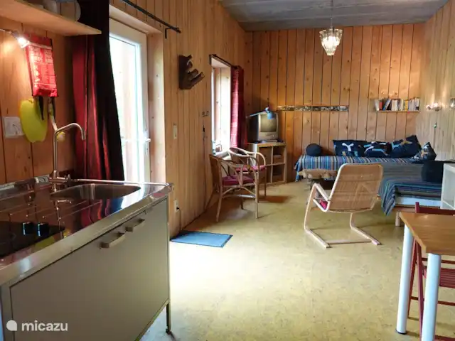 Location de Vacances Belgique, Ardennes, Bouillon, maison de vacances - Gretu26 Le studio cosy du bas, totalement indépendant, entrée privative, kitchenette, sanitaires, douche bien-être et cabine sauna infrarouge