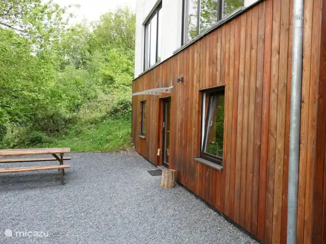 Location de Vacances Belgique, Ardennes, Bouillon, maison de vacances - Gretu26 Grande terrasse devant l'entrée privée du studio