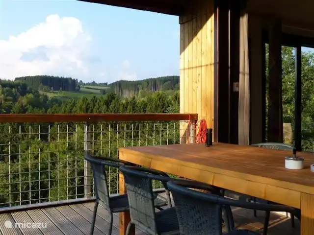 Location de Vacances Belgique, Ardennes, Bouillon, maison de vacances - Gretu26 Vue depuis la terrasse couverte avec grande table à manger près de la cuisine.