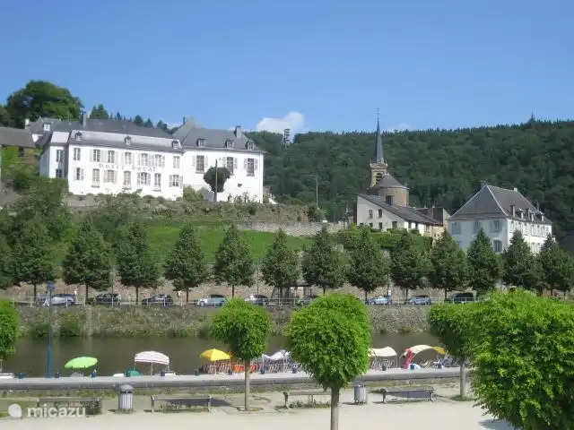 Location de Vacances Belgique, Ardennes, Bouillon, maison de vacances - Gretu26 Le musée ducal (bâtiment blanc) au centre de Bouillon. Beaucoup d'informations sur l'histoire de Bouillon, de belles peintures, mais aussi sur la vie quotidienne à travers les époques.