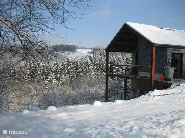 Location de Vacances Belgique, Ardennes, Bouillon, maison de vacances - Gretu26 Photo d'hiver : vue depuis la rue très calme (uniquement pour les riverains). Il y a encore de la vraie neige dans les Ardennes, mais à l'intérieur près du poêle à bois, vous pourrez profiter de la chaleur.