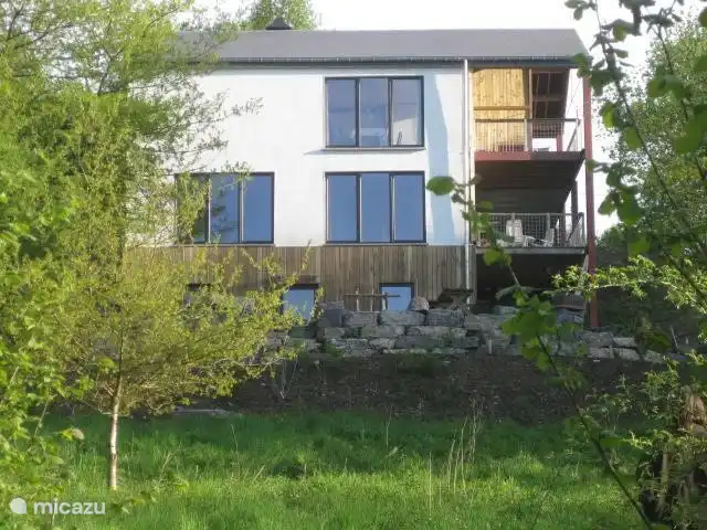 Location de Vacances Belgique, Ardennes, Bouillon, maison de vacances - Gretu26 Vue de la maison depuis le jardin. Il domine fièrement la vallée. Un mur de pierres empilées, tout à fait conforme à l'ancienne coutume de la région, sépare le jardin.