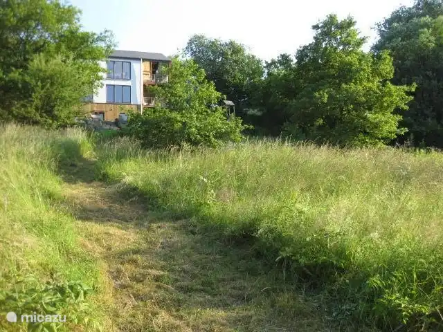Location de Vacances Belgique, Ardennes, Bouillon, maison de vacances - Gretu26 La vue du jardin à la maison. Les cerfs se promènent régulièrement dans le jardin.