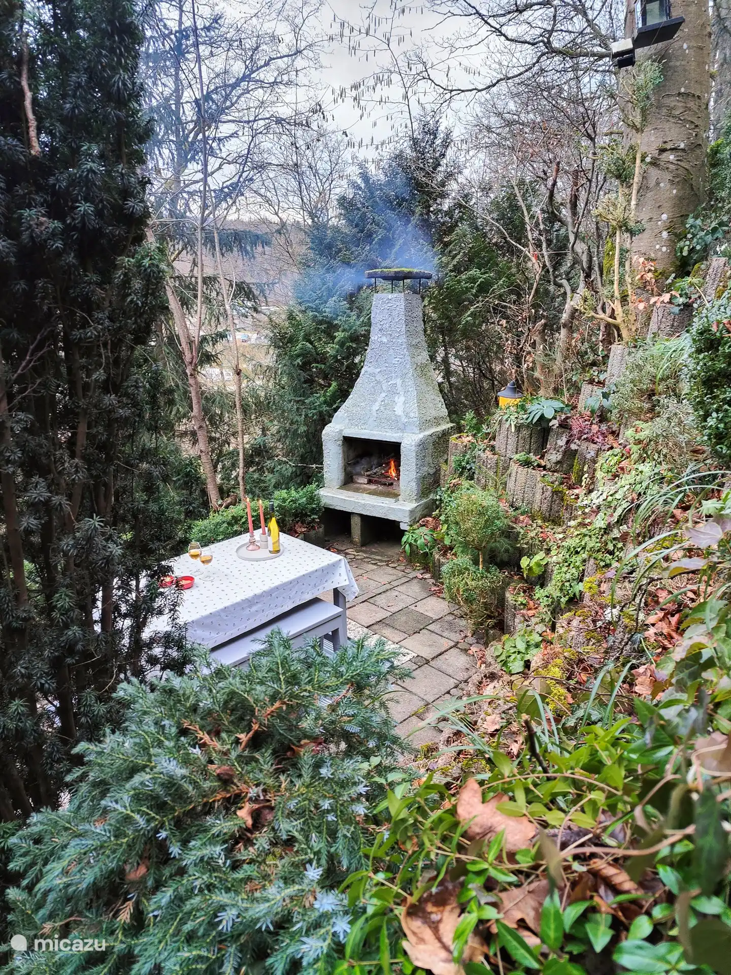 Terraza debajo de la casa con la barbacoa