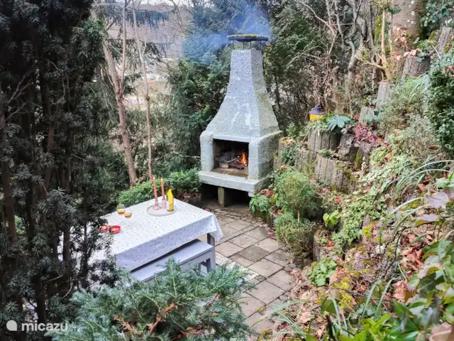Blick am Sonne | Allemagne, Rhénanie-Palatinat, Mörschied - maison de vacances Terrasse en dessous de la maison avec le barbecue