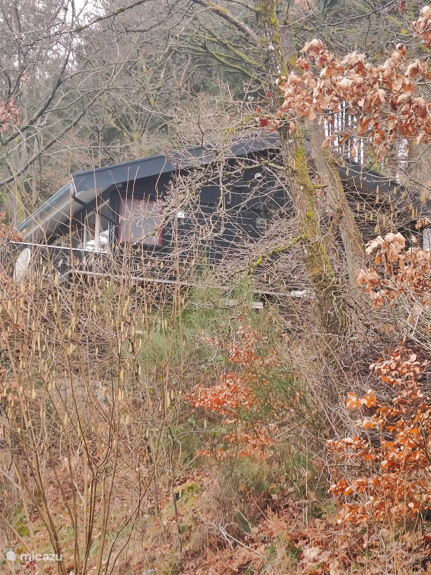 Foto tomada en invierno desde la parte trasera (ventana de la cocina) desde debajo del chalet. 