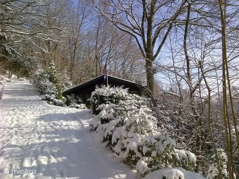 El camino de monta&#241;a al chalet en invierno, 30 metros m&#225;s abajo de la monta&#241;a, hay un amplio estacionamiento.