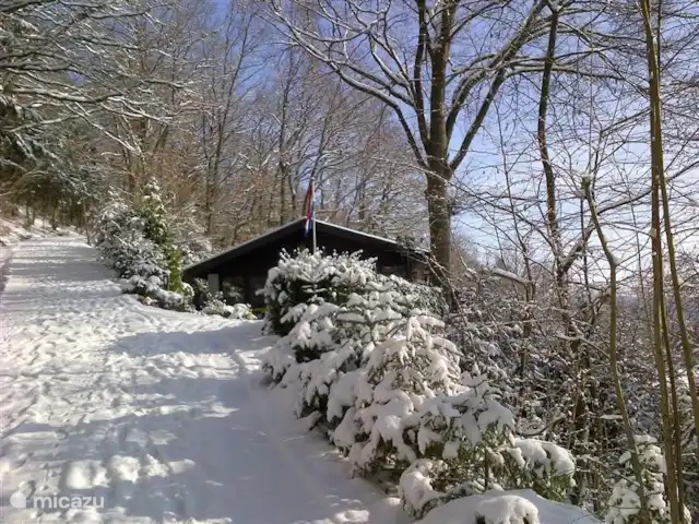Blick am Sonne | Allemagne, Rhénanie-Palatinat, Mörschied - maison de vacances La route de montagne menant au chalet en hiver, 30 mètres plus bas dans la montagne, est un parking spacieux
