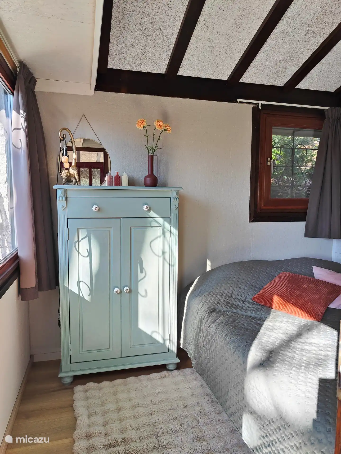 Dormitorio principal con cama doble (160 x 200). Almohadas y edredones (2 x 140x200 o 1 x 240x220)