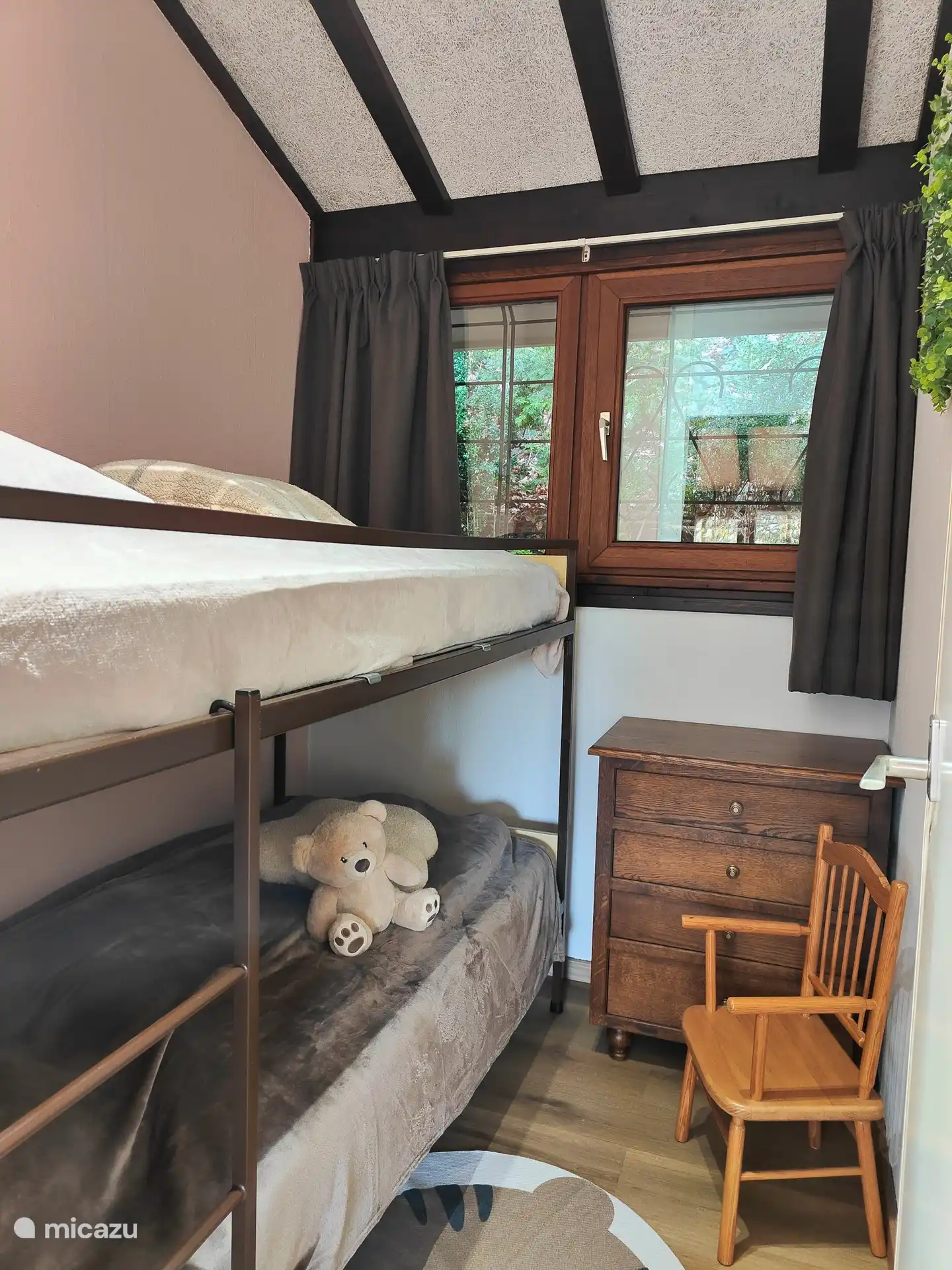 Dormitorio infantil con literas. Tambi&#233;n hay una cuna de camping y una trona en el chalet