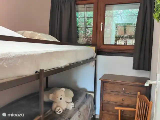 Blick am Sonne | Allemagne, Rhénanie-Palatinat, Mörschied - maison de vacances Chambre d’enfants avec lits superposés. Il y a aussi un lit de camping et une chaise haute dans le chalet