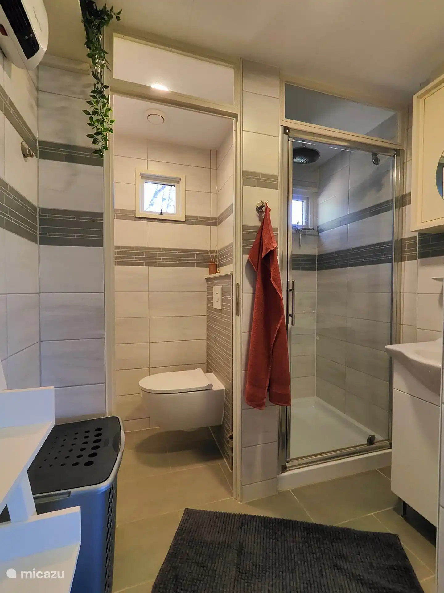 Ba&#241;o con inodoro, lavabo y cabina de ducha con ducha de lluvia