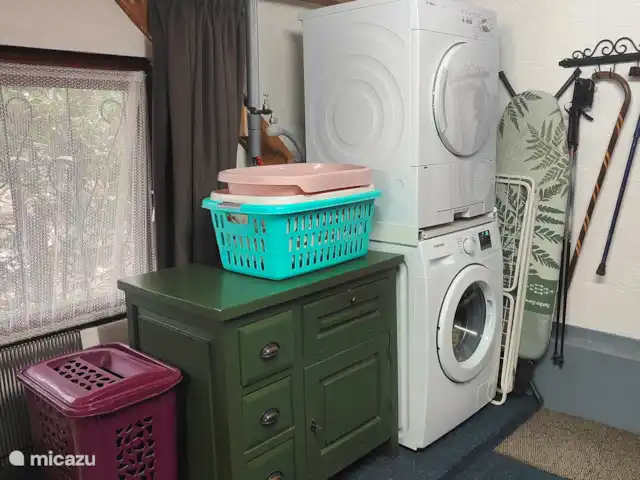 Blick am Sonne | Allemagne, Rhénanie-Palatinat, Mörschied - maison de vacances machine à laver et sèche-linge, planche à repasser et fer à repasser dans l’espace sous la maison