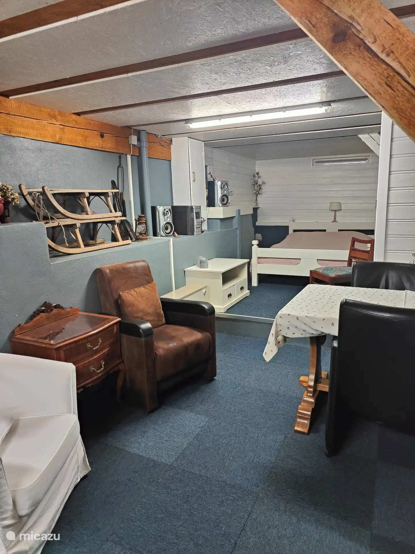 Espacio debajo de la casa. Espacio maravillosamente fresco en verano.