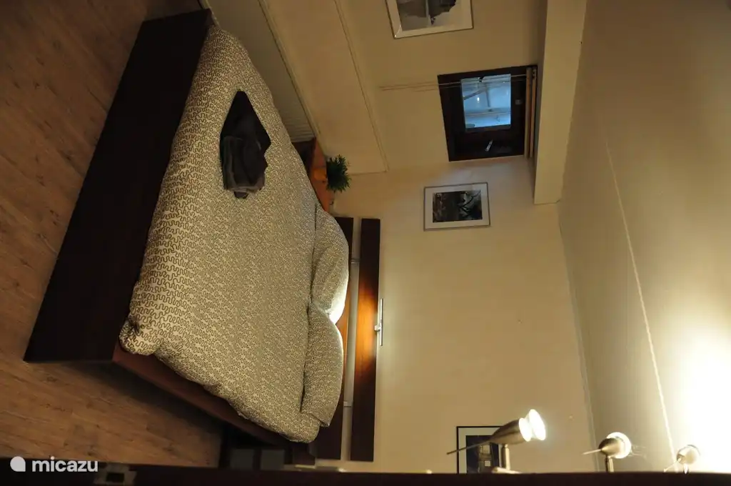 Das Schlafzimmer im Untergeschoss, mit Moskitonetz und Jalousien. Ein gutes Bett von 160x200.