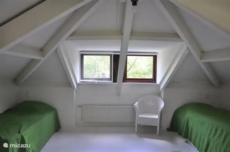 Der Dachboden mit zwei Ausziehbetten, Dressing Licht, Verdunkelung, Bildschirme und Schreibtische Anhang Arbeitsplatz.