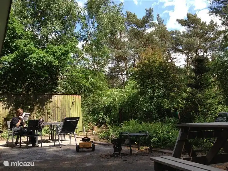 Die große Südterrasse mit viel Privatsphäre durch die schöne Umgebung und viel Sonne! Es gibt viele von Gartenmöbeln zur Verfügung.