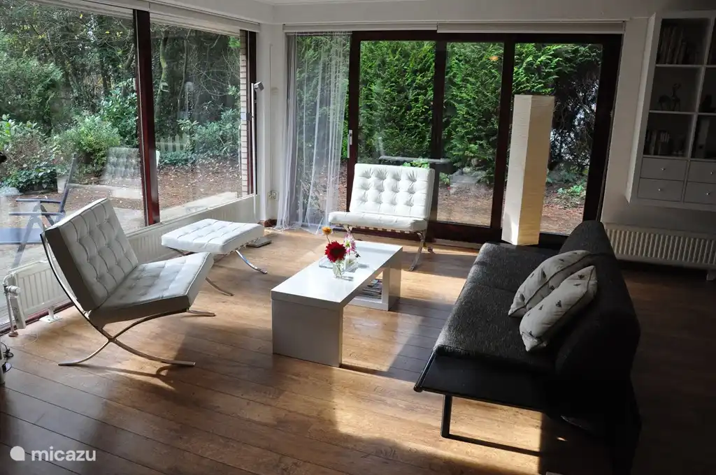 Das Wohnzimmer mit Designermöbeln und moderner audio-visuellen Einrichtungen (Smart TV, Bluetooth-Audio-, Docking-Station). Es gibt auch eine Schiebetür mit direktem Zugang zur Terrasse.