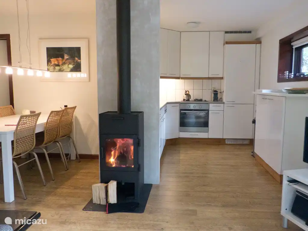 Die gemütlichen Holzofen im Wohnzimmer.