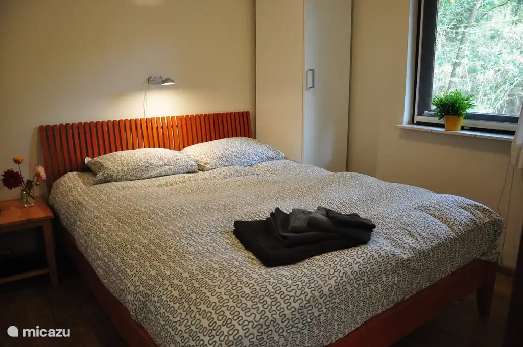 Das Schlafzimmer im Erdgeschoss, mit Moskitonetz und Verdunkelung Vorhang. Ein gutes Bett von 160x200.