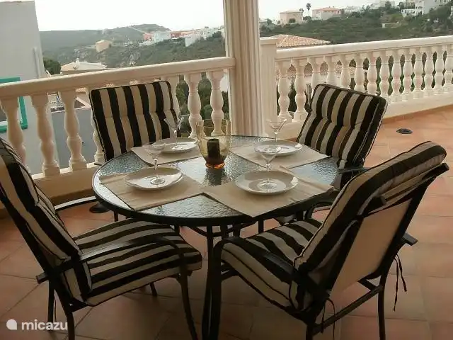 An extra side table for larger groups of people.