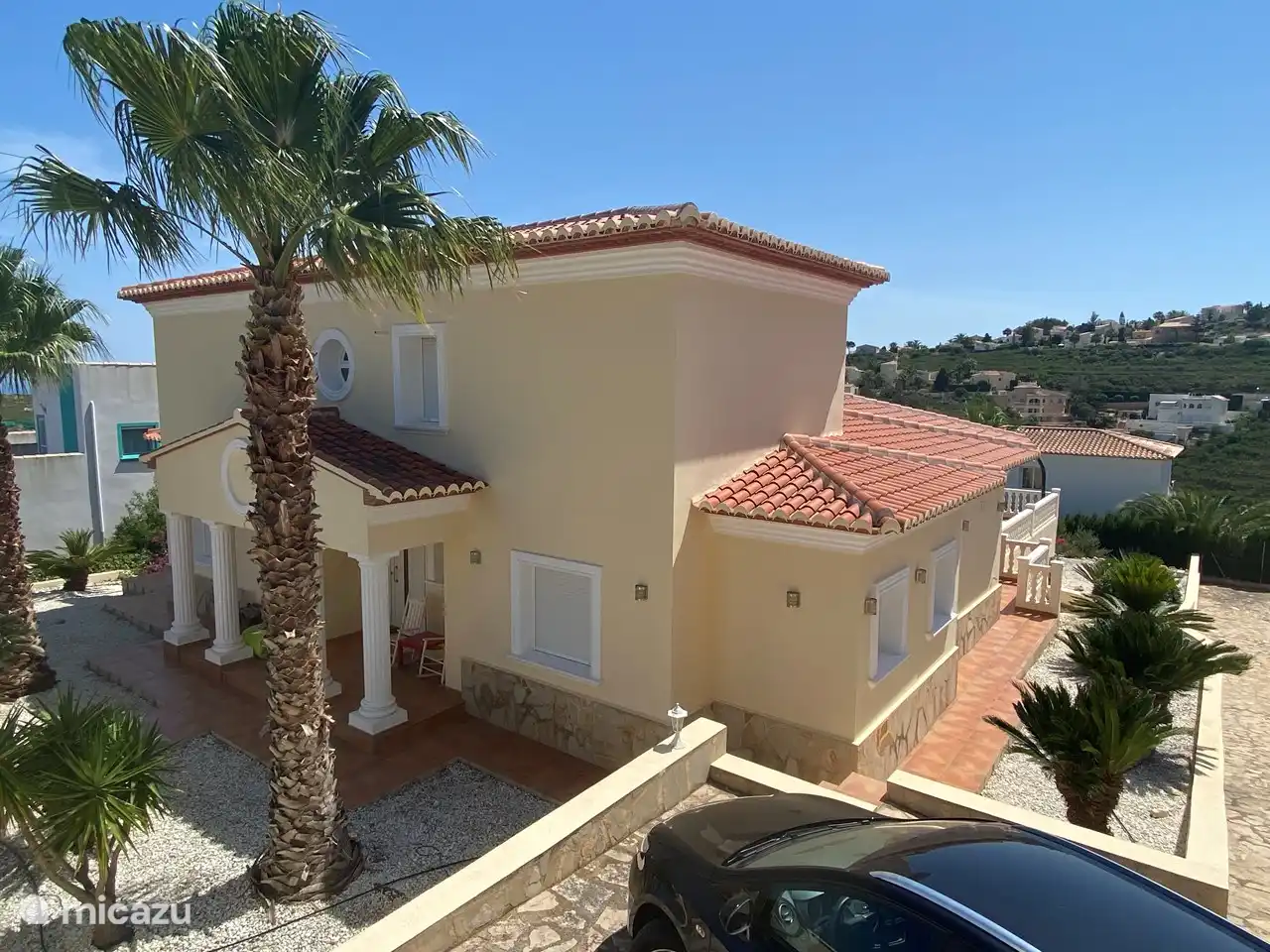 The car can also be parked at the top of the driveway for convenience. 