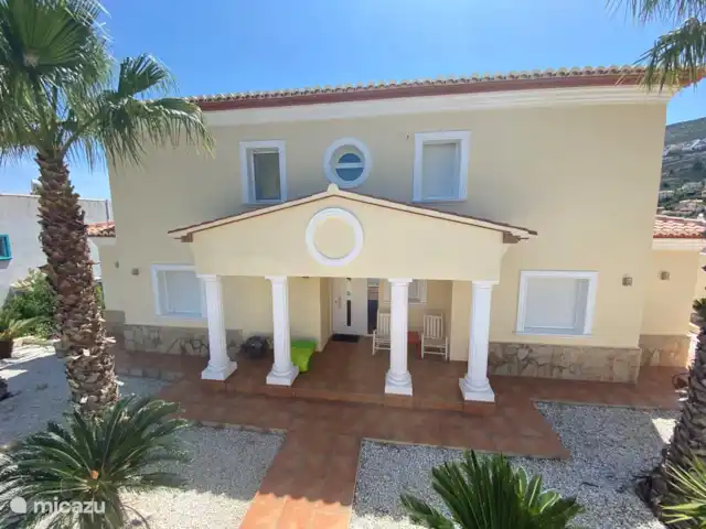 Villa Milà | Espagne, Costa Blanca, Benitachell - villa Il est également possible de s'asseoir confortablement sous l'auvent à l'avant.