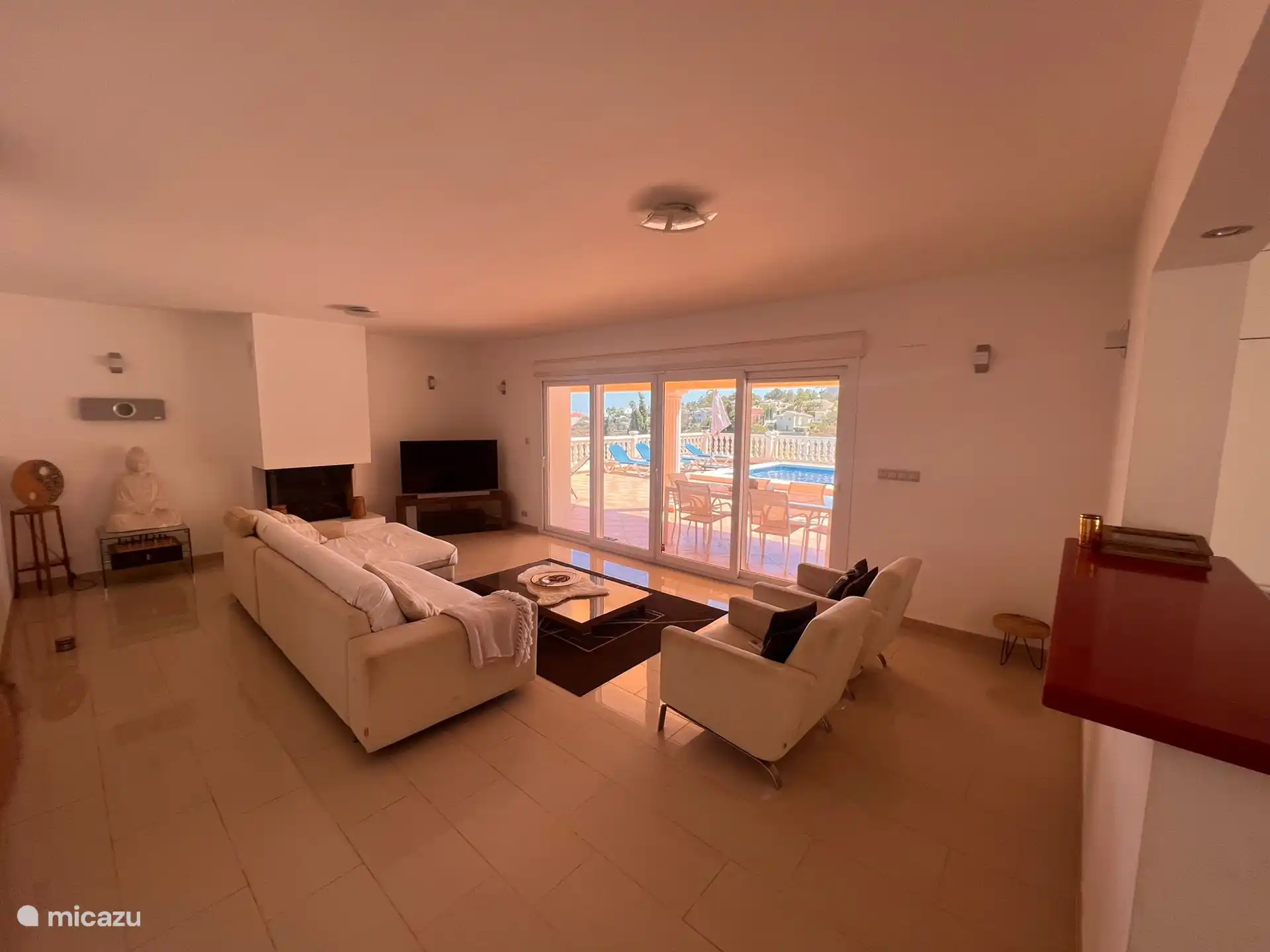 The living room has a Smart TV with international channels including Dutch, German and English TV. It is also equipped with an additional soundbar. 