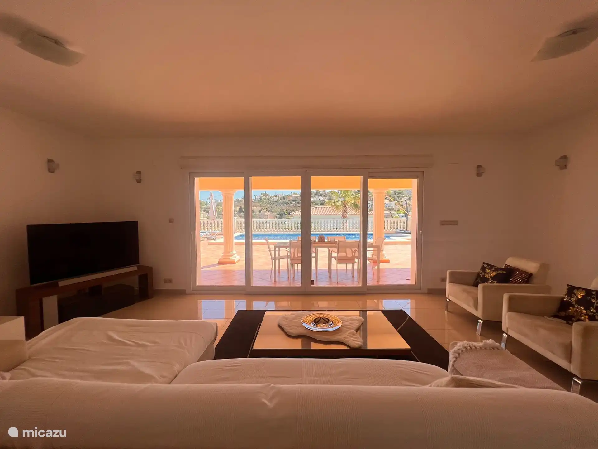 From the living room you also have a view of the swimming pool. 