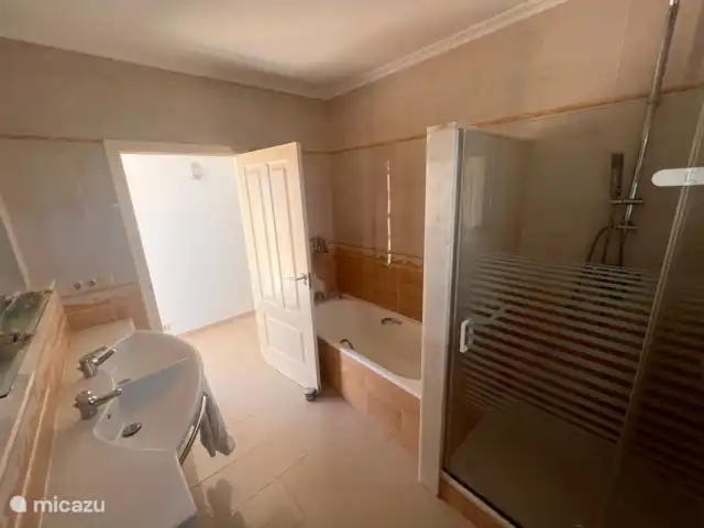 Villa Milà | Espagne, Costa Blanca, Benitachell - villa Il s’agit de la salle de bain à l’étage. Il contient une baignoire, un double lavabo et une douche cascade.