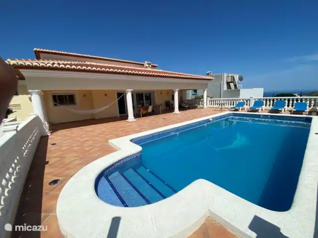 Villa Milà | Espagne, Costa Blanca, Benitachell - villa Cette maison dispose d'une grande piscine avec transats pour bronzer.