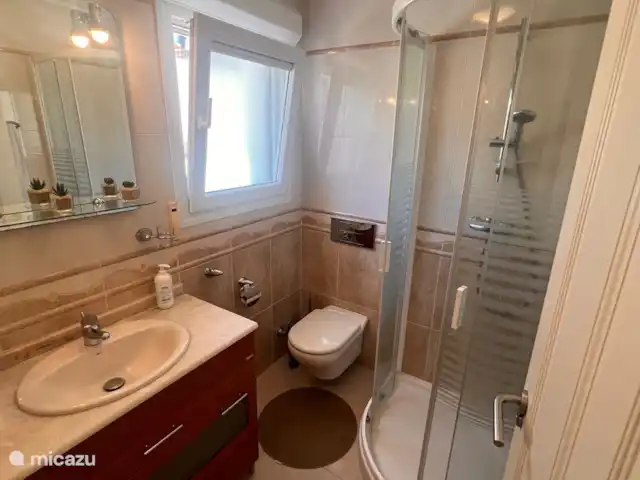 Villa Milà | Espagne, Costa Blanca, Benitachell - villa Il s’agit de la salle de bain du rez-de-chaussée et est équipée d’un lavabo, de toilettes et d’une douche cascade.