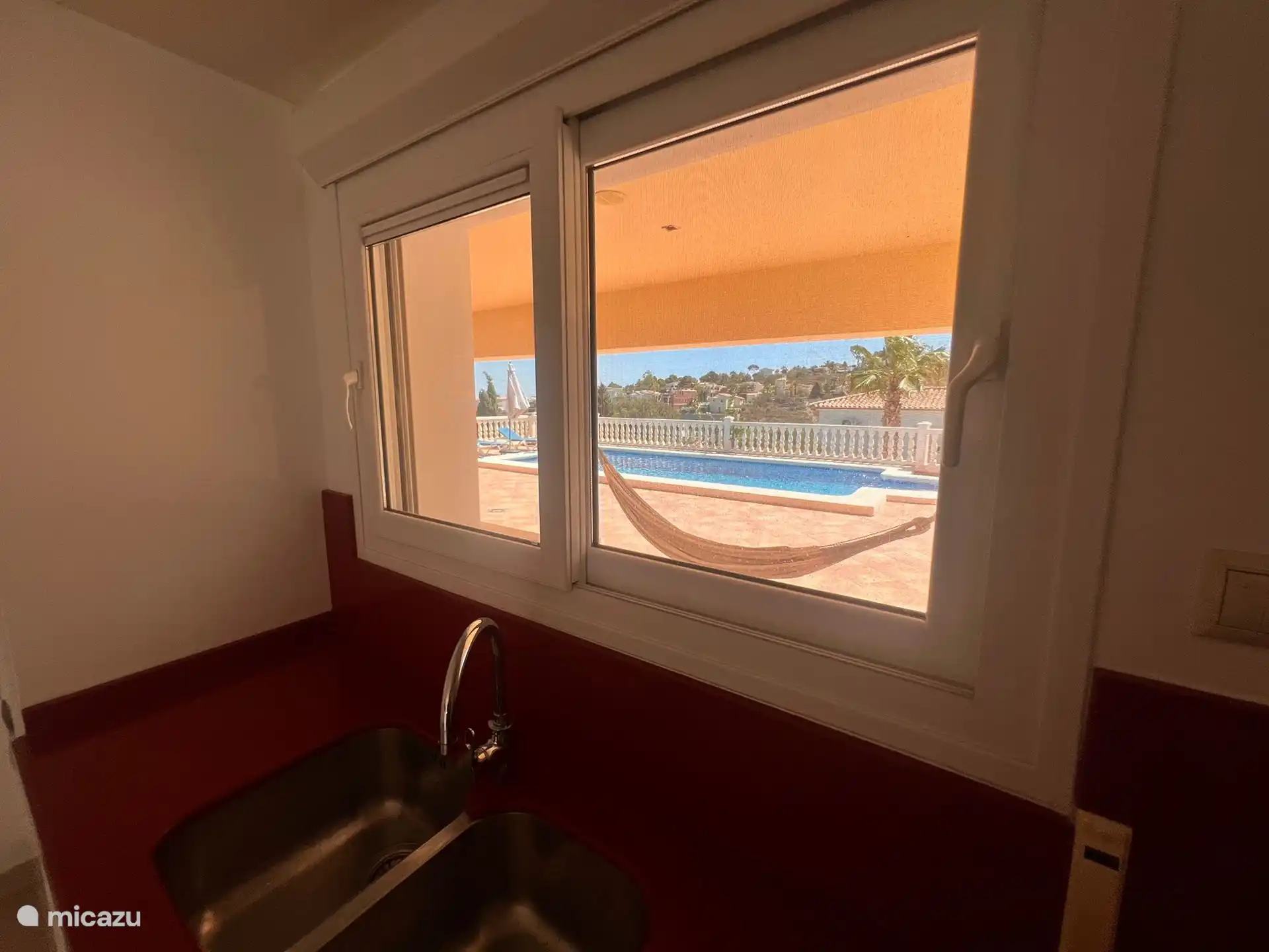 From the kitchen, the swimming pool can be monitored at all times. Ideal for families with young children. 