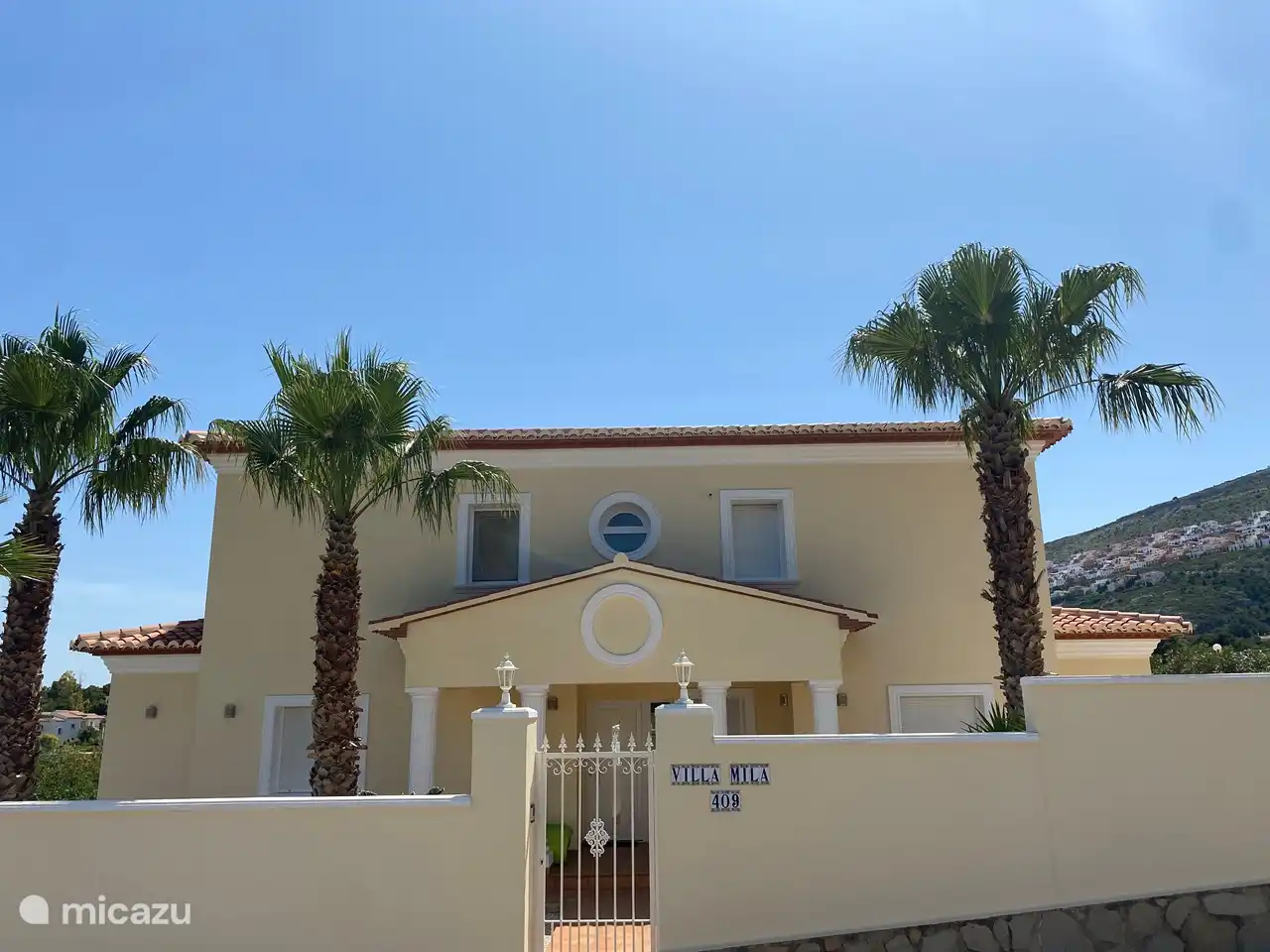 This house is located on the mountain Cumbre Del Sol in Benitatchell 