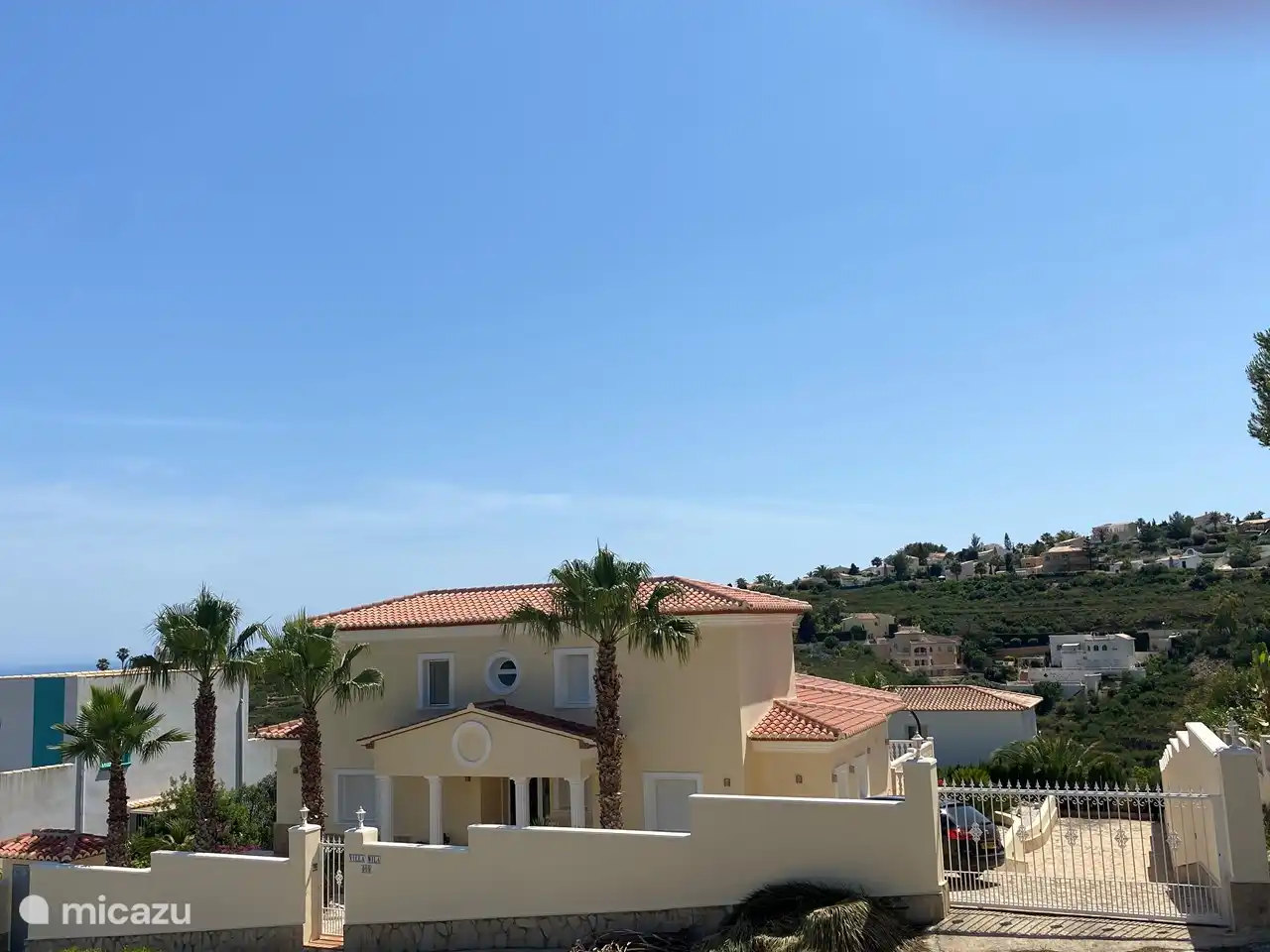 The house is equipped with an automatic gate that is equipped with security. 