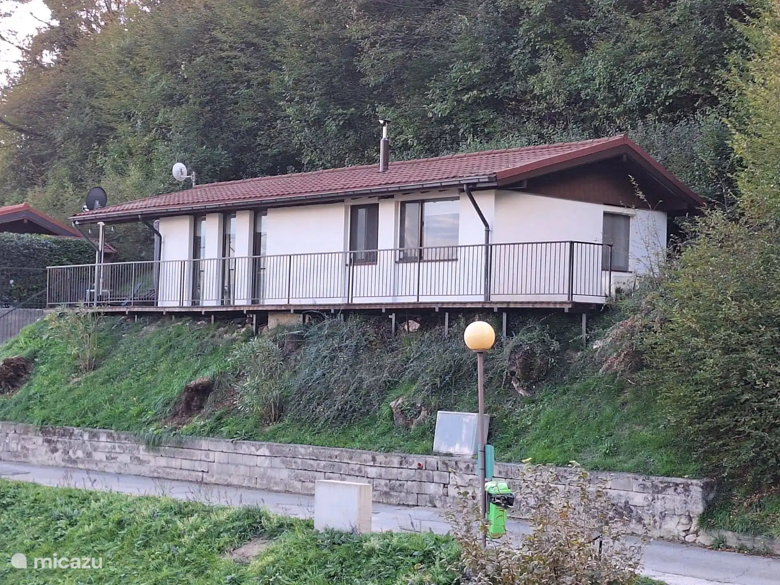 Bungalow desde la carretera.