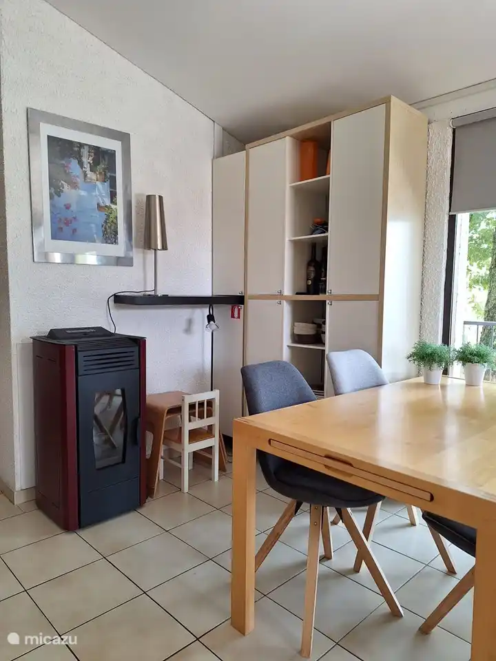 Esta es la calefacción (se ha sustituido por una estufa de pellets) con el armario de contadores y la cristalería en los armarios.