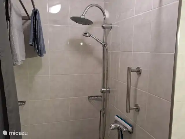 Sunclass Bungalow C28 huren in Italië, Gardameer, Tignale - vakantiehuis Hier ziet u de ruime douche met twee douchekoppen, waaronder één grote douchekop.