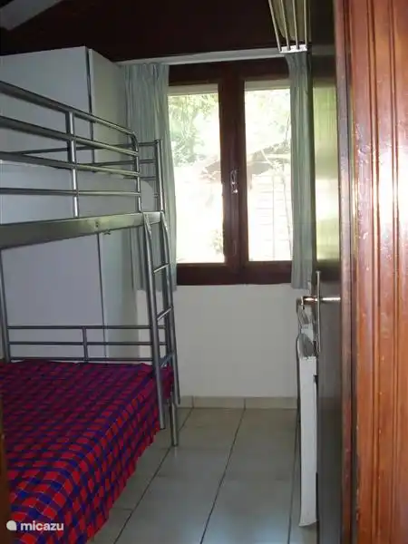 Este es el dormitorio con la litera. También hay un armario en esta habitación.