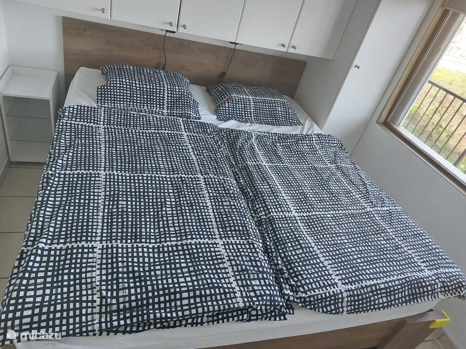 Se trata del dormitorio con dos camas individuales con cabecero y pies regulables, que están unidas entre sí. 