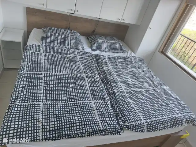 Sunclass Bungalow C28 huren in Italië, Gardameer, Tignale - vakantiehuis Dit is de slaapkamer met twee eenpersoonsbedden verstelbar hoofd en voeteneind, die overigens aan elkaar vastzitten.