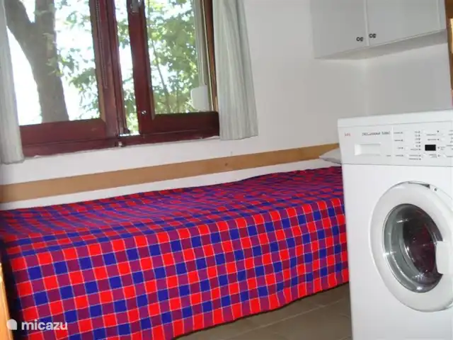 Sunclass Bungalow C28 huren in Italië, Gardameer, Tignale - vakantiehuis Dit is de eenpersoonsslaapkamer met was(droog)machine.