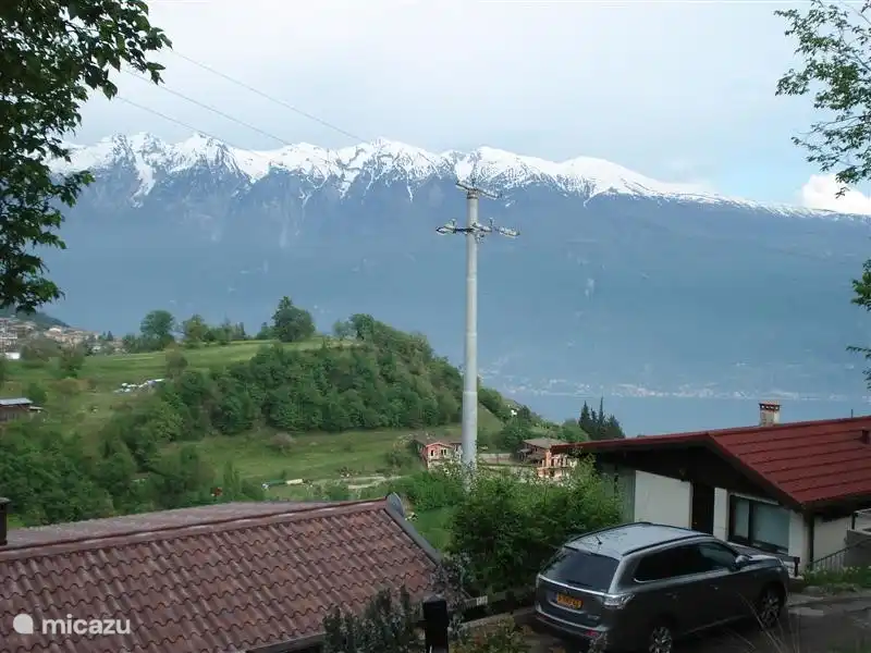 Aquí verá su propia plaza de aparcamiento que pertenece al bungalow. Esta es también la vista del lago de Garda.