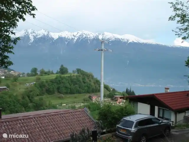 Sunclass Bungalow C28 huren in Italië, Gardameer, Tignale - vakantiehuis Hier ziet u uw eigen parkeerplaats die behoort bij de bungalow. Tevens is dit het uitzicht op het Gardameer.