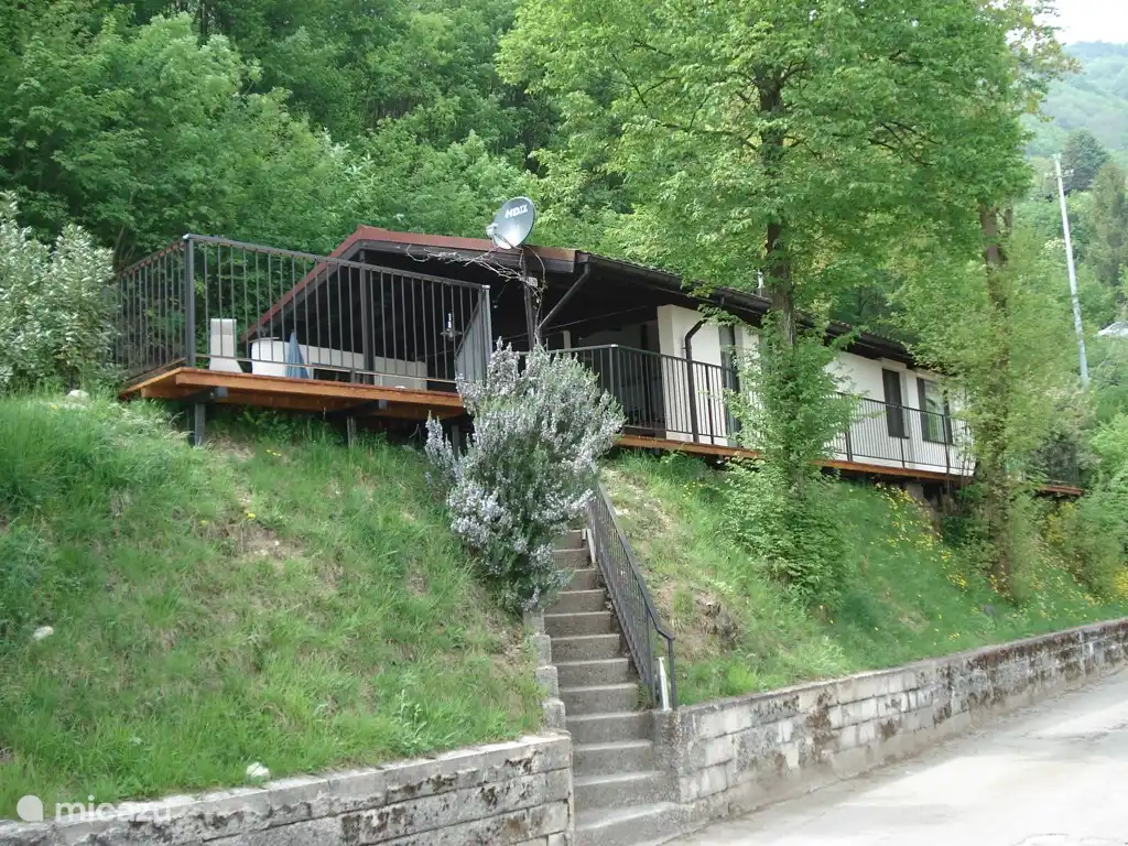 Vista del Bungalow C28 desde su propia plaza de aparcamiento.