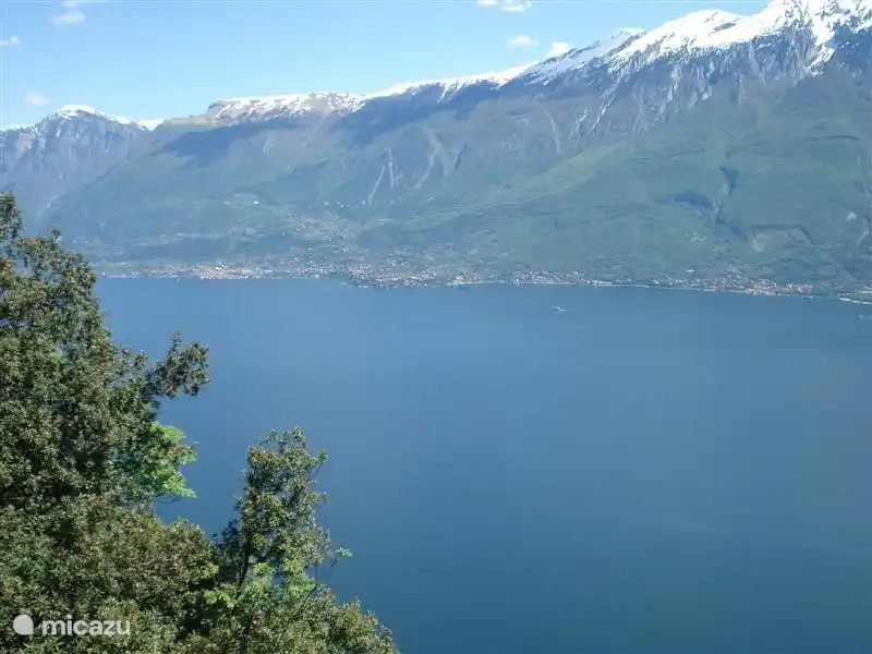 Incluso en primavera se puede disfrutar de los picos nevados de la cordillera del Monte Baldo