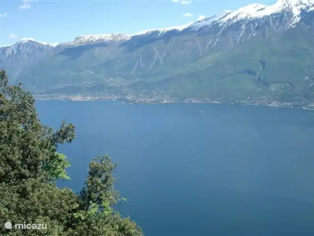 Sunclass Bungalow C28 huren in Italië, Gardameer, Tignale - vakantiehuis Zelfs in het voorjaar kunt u genieten van de besneeuwde bergtoppen van het Monte Baldo gebergte