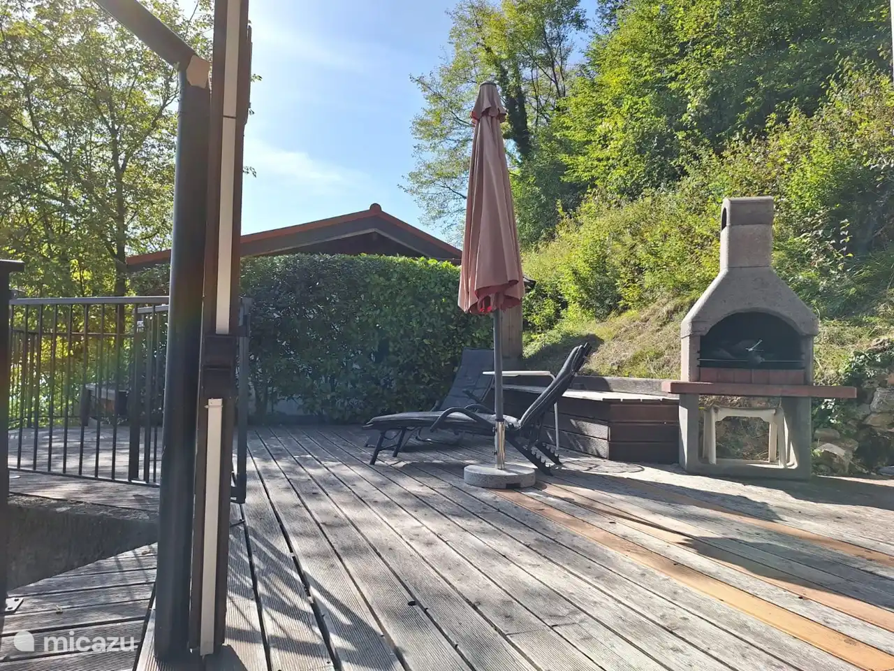 La terraza con la barbacoa de piedra.